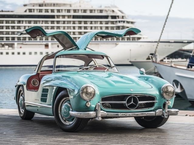 The Mercedes 300 SL Gullwing was the first production sports car to feature what?