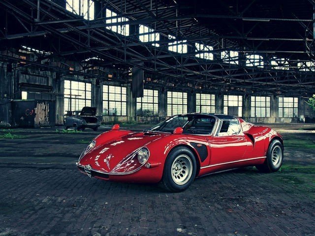 What size was the V8 used in the Alfa Romeo 33 Stradale?