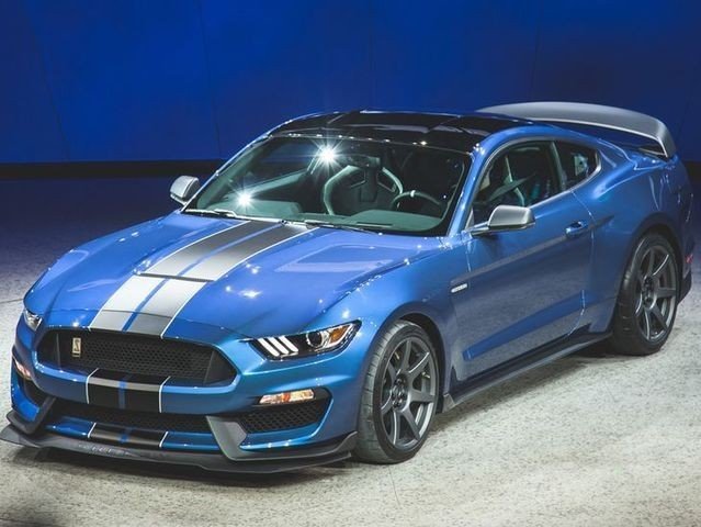 How much power does the Voodoo V8 in the 2016 Shelby GT350R produce?