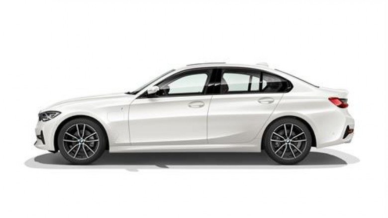 THE NEW BMW 330e SALOON