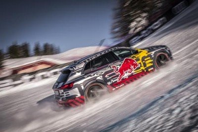A NEW MEANING TO HIGH VOLTAGE – AUDI E-TRON MAKES POWERFUL ASCENT OF LEGENDARY DOWNHILL SKI COURSE
