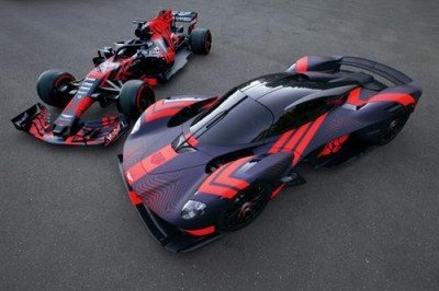 ASTON MARTIN VALKYRIE WOWS CROWDS ON PUBLIC DEBUT AT SILVERSTONE