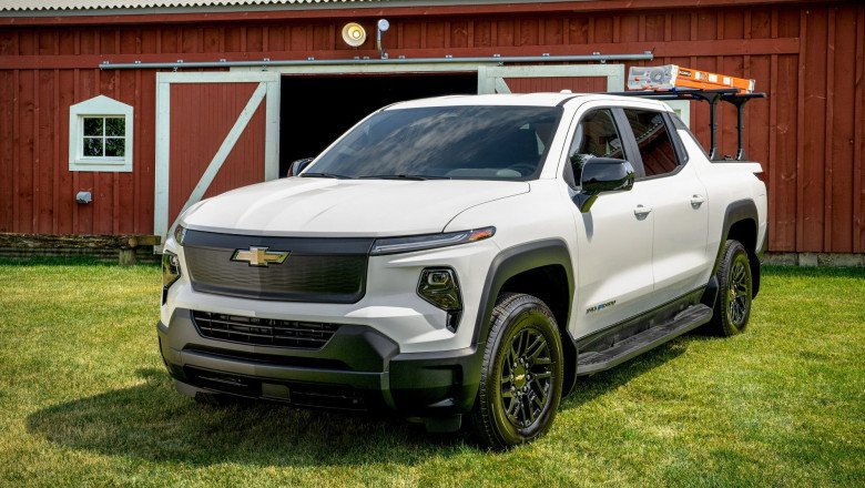 2024 Chevy Silverado EV 4WT Pickup Gets to Work