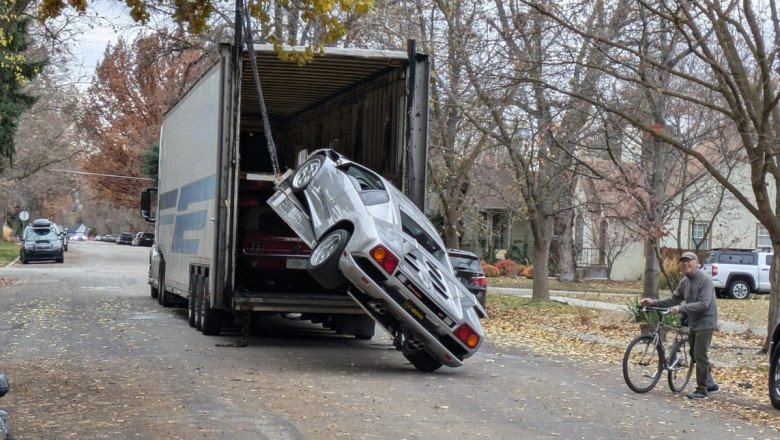 Truck Driver Has Hell Of A Day After Dropping $300,000 Lamborghini Diablo