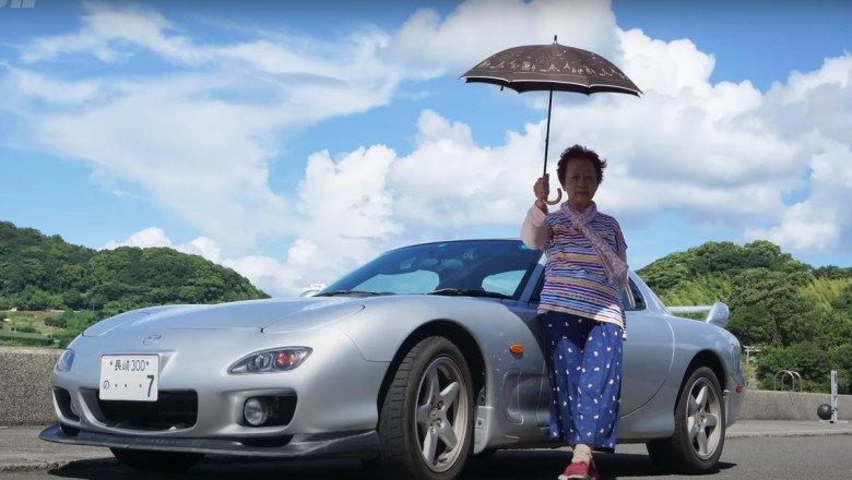 80-Year-Old Woman Donates Manual RX-7 She Owned For 25 Years To Mazda After Giving Up License