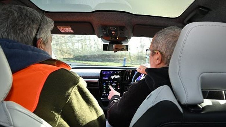 Car touchscreens 'increasingly distracting' as simple tasks can take 23 seconds to complete