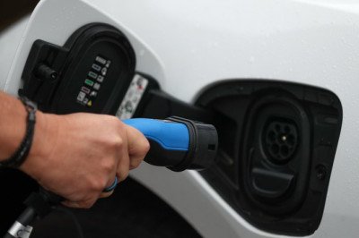 Ministers 'to water down Net Zero electric car targets next week' in bid to prop up UK industry after Trump tariffs