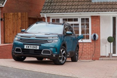 Hybrids flying off used car dealers’ forecourts as April 2025 is fastest-selling for four years