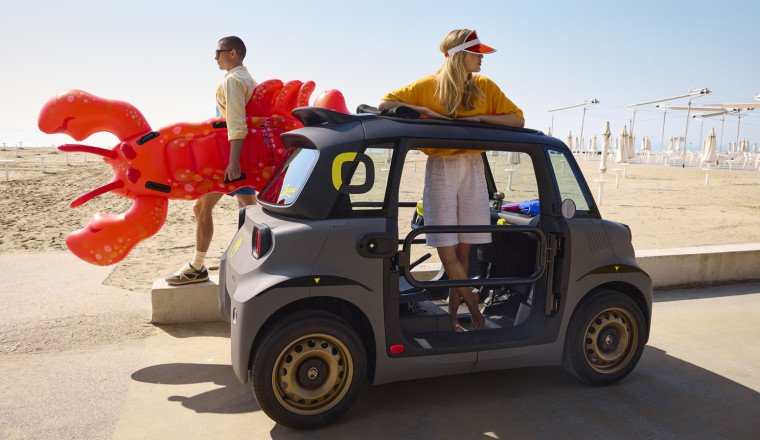 Citroën Ami Buggy Does Away With Its Doors And Roof, But Adds Steelies And A Robot Bobblehead