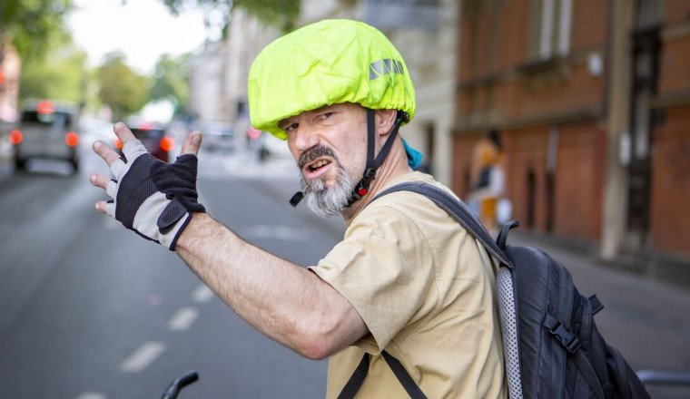 Cyclist fumes at 'entitled' drivers who make 'selfish mistake' on roads