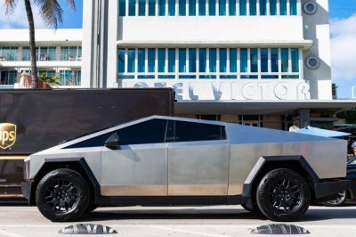 Tesla Cybertrucks Lose 35% Of Their Value In Just 1 Year