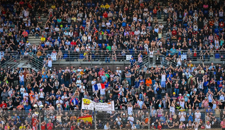 FIGURES DO NOT LIE: iconic crowds, iconic venues