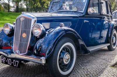 Couple can't believe what they find down seat of their 1950s classic car