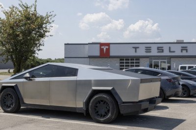 Elon Musk's Far-Right Political Mess Continues To Hurt Tesla