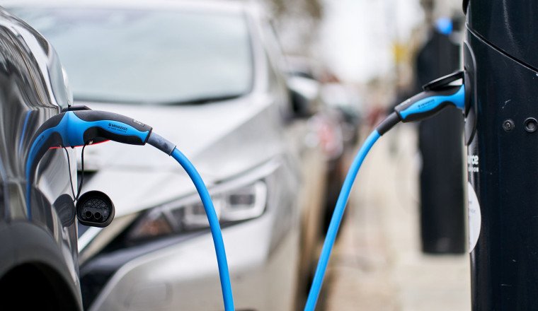 Government pledges 100,000 new on-street EV chargers through £381m package