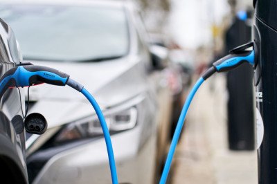 Government pledges 100,000 new on-street EV chargers through £381m package
