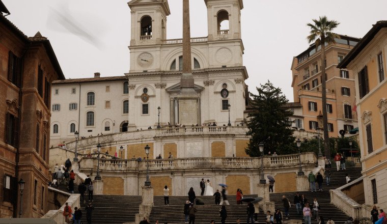 Elderly Man Somehow Gets Mercedes A-Class Stuck Driving Down Rome's Spanish Steps