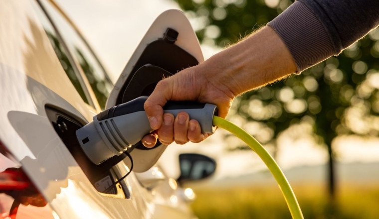 Brit EV owners urged to charge their cars in specific place this weekend